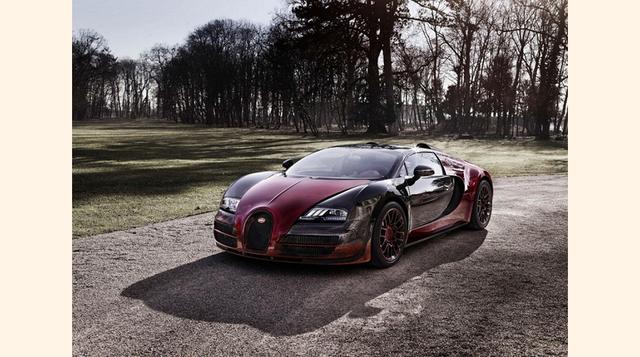 Bugatti Veyron Grand Sport Vitesse La Finale. Exterior rojo y negro de fibra de carbono. Es alimentado por un motor turbo W16 de 8.0 litros capaz de acelerar de 0 a 100 km/h en 2.6 segundos y alcanzar la increíble velocidad de 450 km/h. (Foto: Megaricos)