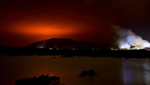 El brillo rojo del magma que fluye desde el volcán Fagradalsfjall en Islandia durante una erupción en 2021 y que podría ser catastrófica en los próximos días (Foto: Halldor Kolbeins / AFP)