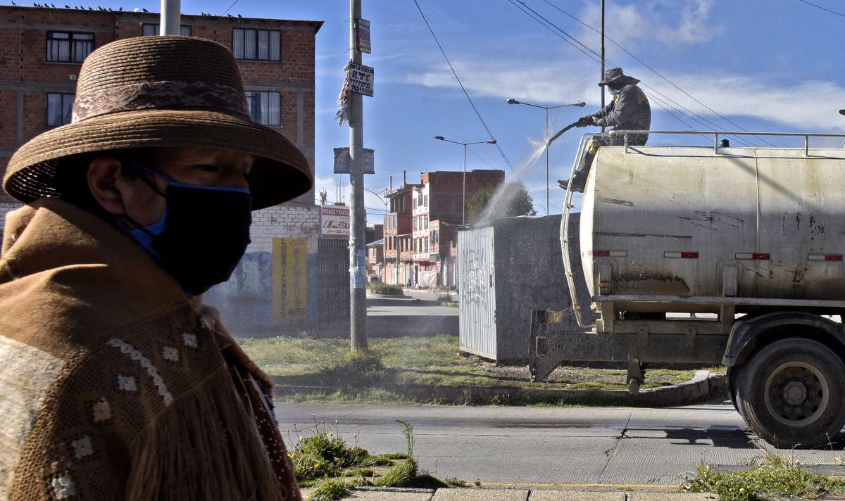 Bolivia reporta catorce fallecidos y 194 casos de la enfermedad, con estado de emergencia sanitaria declarado hasta el próximo 15 de abril. (AFP/AIZAR RALDES).