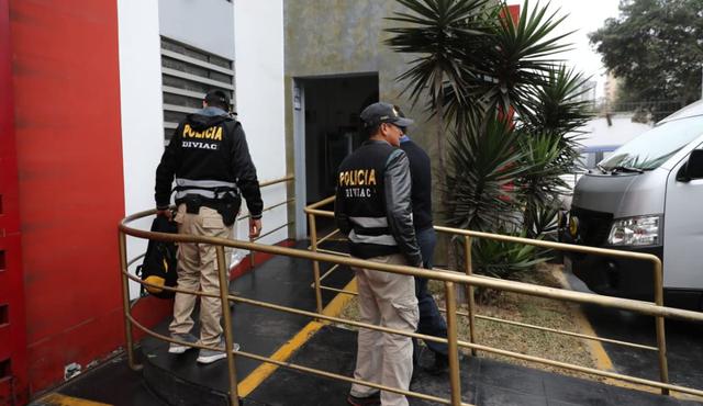 Los agentes de la Diviac llegaron a la sede de Telesup en San Isidro para incautar diversos documentos. (Foto: Giancarlo Ávila)