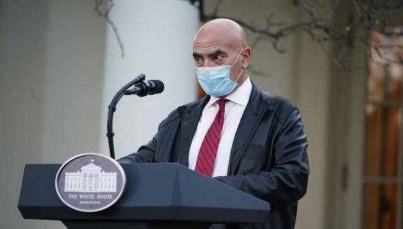 Moncef Slaoui, el jefe del grupo que lidera los esfuerzos del Gobierno para enfrentar la pandemia de coronavirus en Estados Unidos, estimó que entre el 11 y el 12 de diciembre se aprobará una vacuna contra el coronavirus COVID-19. (Foto: MANDEL NGAN / AFP).