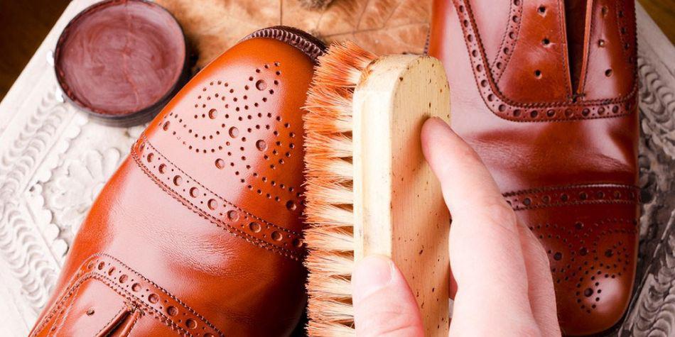 Antes de pulir tus zapatos, debes limpiarlos bien con un cepillo fuerte. (Foto: Getty Images)