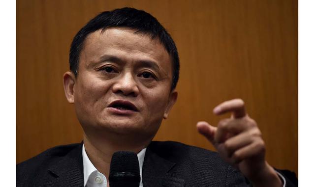 Fue el único entrevistado de 24 en ser rechazado de KFC. De una base de 24 candidatos para el restaurante de comida rápida, 23 fueron contratados. Jack Ma fue el único que no fue aceptado. Él se lo atribuye a su baja estatura y falta de “atractivo físico”
