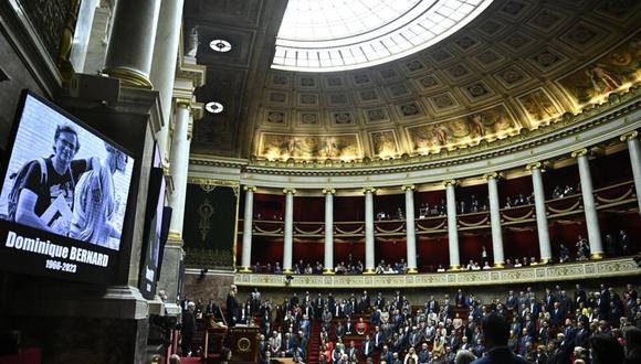 La Asamblea Nacional francesa, en París, guarda un minuto de silencio en memoria del asesinado profesor Dominique Bernard el 17 de octubre de 2023 (Foto: AFP)