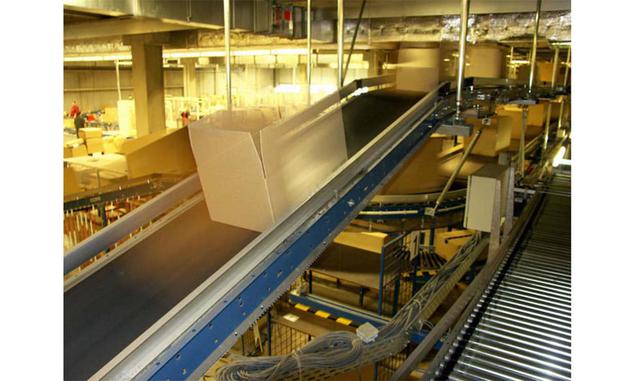 Movimientos innecesarios. Relacionado con el transporte, también todo el movimiento innecesario de personas o equipamiento que no añadan valor al producto o servicio se considera un despilfarro. Personas subiendo y bajando en el ascensor para conseguir la