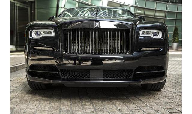 "Black Badge" identifica a una línea especial de Rolls-Royce Plc que viene con un desempeño más alto y está equipada con más preciosismo, con una estética general más oscura. (Hay también un Ghost Black Badge).