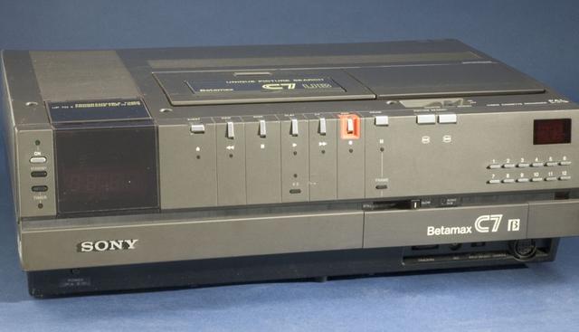 FOTO 5 | Betamax
Formato de vídeo analógico que vio la luz en 1975 y que pretendía ser una alternativa al clásico casete compacto. Sin embargo, perdió su batalla con el VHS y se encaminó a una agonía lenta hasta su desaparición final.

Photo by SSPL/Getty Images