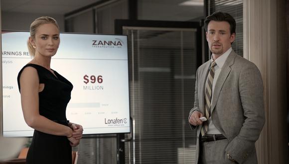 De izquierda a derecha, Emily Blunt (Liza) y Chris Evans (Brenner) en "El negocio del dolor" ("Pain Hustlers").