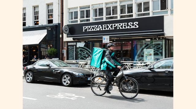 “Es rápido, siempre es bueno y es consistente. La pizza es una excelente comida rápida, y ellos utilizan ingredientes buenos y sólidos”, dijo Clare Smyth sobre PizzaExpress.