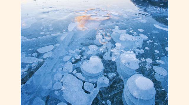 Las Columnas de hielo inflammables. En el lago Abraham, en Alberta (Canadá) existen columnas de burbujas atrapadas en el hielo y se liberan al fundirse éste durante la primavera. Están cargadas de metano y cuando llega el verano éste se libera, transforma