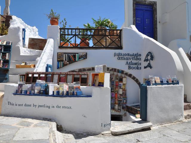 FOTO 8 | Atlantis, en Santorini (Grecia): Sin lugar a dudas, es una de las islas más bellas del Mediterráneo, pero no es exactamente el lugar en el que irías en busca de una encantadora librería inglesa. Situada en el sótano de una de las casas blancas de Santorini, Atlantis Books se concibió cuando dos jóvenes amigos, Oliver y Craig pasaron una semana en esta isla y una noche, tras una botella de vino, decidieron abrir una librería en la isla. Era lo único que les faltaba en su paraíso; un refugio para lectores y escritores.