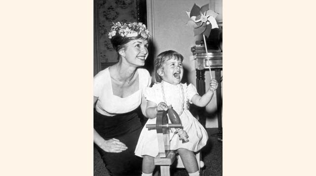 La pequeña Carrie con su madre Debbie. (Foto: REX)