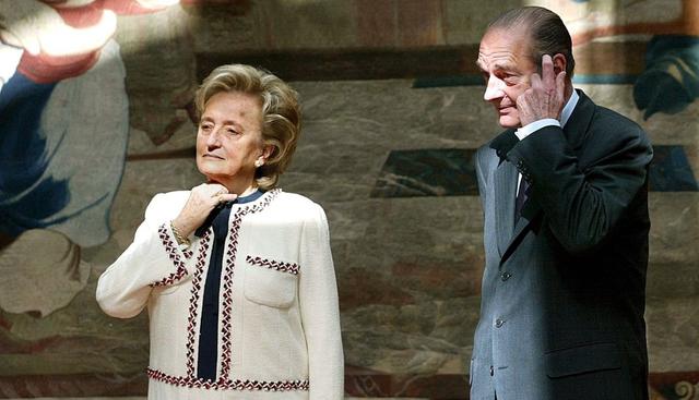 01 Mayo de 2002. Jacques Chirac y su esposa Bernadette esperan el inicio de la tradicional ceremonia del Primero de Mayo en París. (Foto: EFE)