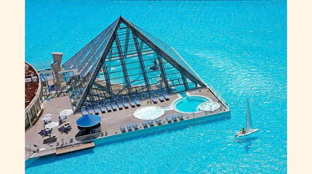 Fue construida por la empresa chilena Crystal Lagoons, y cuenta con un embarcadero propio para veleros y embarcaciones pequeñas. (Foto: Megaricos)