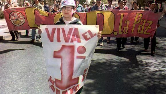 Un niño boliviano encabeza una marcha de trabajadores que conmemoraba el Dia Internacional Del Trabajo 01 mayo en La Paz en 1997 (Foto: Gonzalo Espinoza / AFP)