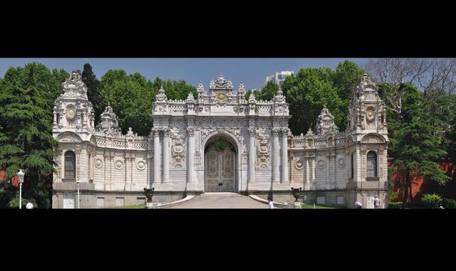 FOTO 2 | PALACIO DOLMABAHÇE – TURQUÍA. Construido en el siglo XIX, fue sede del Imperio Otomano y es una de las principales atracciones turísticas de Estambul. (Foto: msn.com)