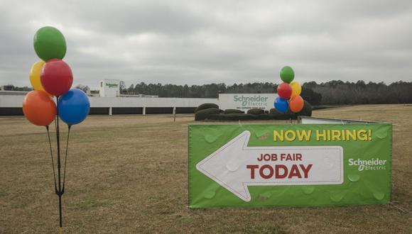 Un cartel de Now Hiring frente a Schneider Electric durante una feria de trabajo en la ubicación de la empresa en Hopkins, Carolina del Sur, EE. UU., el miércoles 18 de enero de 2023. (Fotógrafo: Micah Green/Bloomberg)