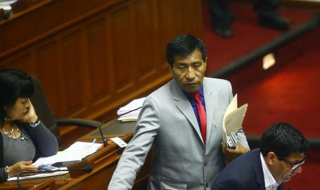 FOTO 6 | 6.- Moisés Mamani. El congresista fujimorista por Puno fue el que hizo las grabaciones a los congresistas y al ministro Bruno Giuffra. Fue quien se inmoló haciéndose pasar que estaba interesado por sacar adelante obras en su región para intentar negociar con el gobierno el presunto manejo de obras a cambio de un voto a favor de la no vacancia presidencial.

 Mamani habría generado una fortuna en la primera década del siglo XXI gracias a millonarios contratos (S/ 29 millones aproximadamente) con el Estado con empresas que fueron creadas por su persona solo para dichos contratos. Además, ha señalado contar con un vídeo en el que, en el contexto de las negociaciones, aparece conversado junto a PPK.