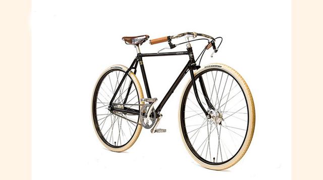 Ralph Lauren. La bicicleta es parte de una colección limitada de 50 unidades. Tiene un estilo británico vintage con empuñaduras de cuero y llantas de color crema.