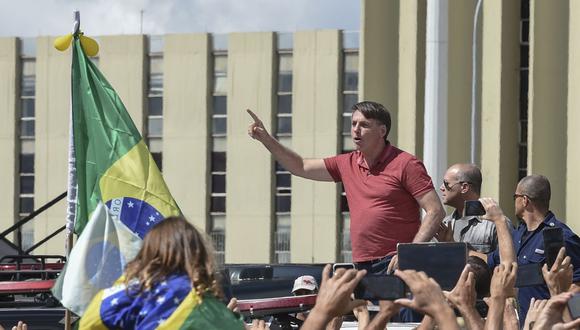 Jair Bolsonaro arengó frente al Cuartel General del Ejército en Brasilia a manifestantes que pedían una “intervención militar ya, con Bolsonaro”, así como el cierre del Congreso y de la corte suprema. (Photo by EVARISTO SA / AFP)