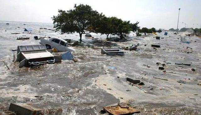 FOTO 2 | 17 de julio de 2006, Indonesia: un sismo submarino de magnitud 7.7 provoca un tsunami en la costa sur de la isla de Java, dejando 654 muertos. (Foto: Difusión)
