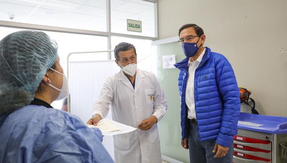 Martín Vizcarra recibió las dos vacunas de Sinopharm luego de solicitarlas al jefe de los ensayos clínicos, Germán Málaga. (Foto: Presidencia)