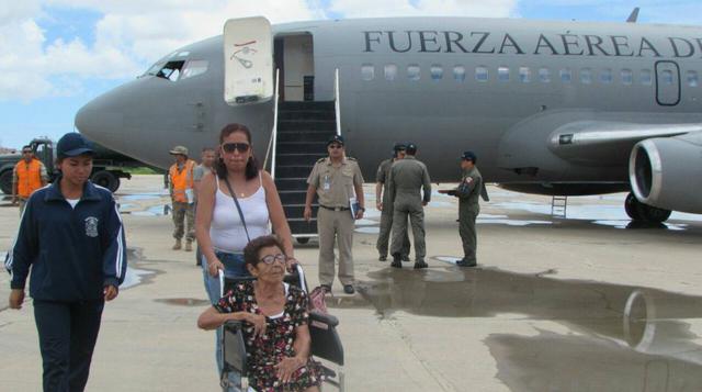 Personal de la FAP participa en el puente aéreo con el cual se realizan vuelos gratuitos entre Lima y el norte del Perú para evacuar a las personas varadas en esa parte del Perú.