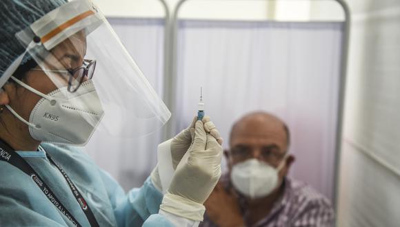 Una trabajadora de salud prepara la vacuna de Sinopharm en los ensayos clínicos en Perú. (Foto: ERNESTO BENAVIDES / AFP)