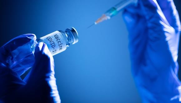 Esta imagen tomada el 17 de noviembre de 2020 muestra un frasco que dice "Vaccine Covid-19". (Foto: AFP).