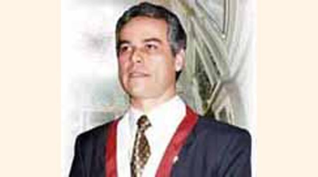 Juan Mendoza del Solar, también de Solidaridad Nacional, se pasó al oficialista Perú 2000 junto a otros 18 congresistas, con lo que el fujimorismo pudo obtener la mayoría parlamentaria que había perdido en esas elecciones.