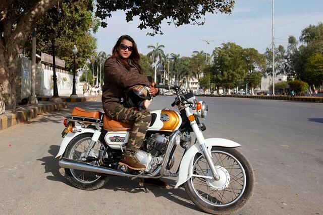 FOTO 20 | 20.  Mehwish Ekhlaque, de 27, es motoquera e instructora de manejo en moto en Karachi (Pakistén). (Foto: Reuters)