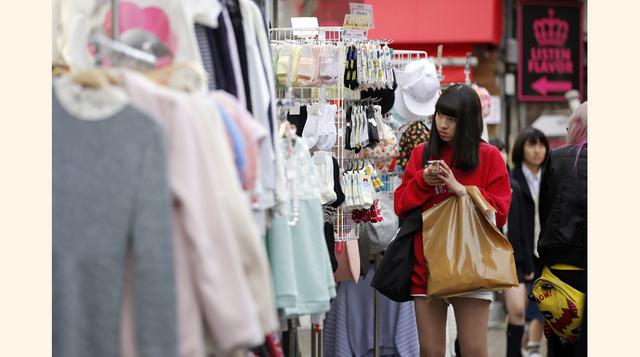 "La mayoría de los diseñadores japoneses trabajan a pequeña escala, no tienen patentes o equipos de juristas para defenderlos. Así que para las grandes marcas es sencillo copiar su estilo y ganar mucho dinero con ello", explica Bizel.