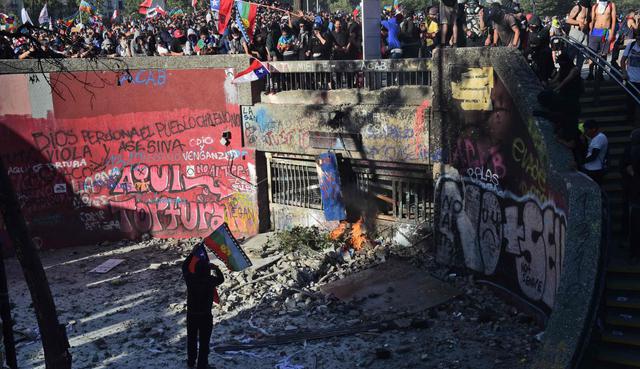 La crisis social, la más fuerte desde el retorno a la democracia en 1990, obligó a Piñera a cancelar el encuentro de líderes del foro económico APEC y la cumbre del clima de la ONU COP25. (Foto: AFP)