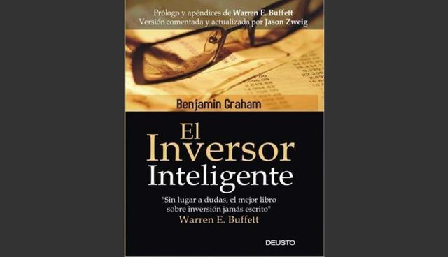 FOTO 5 | 5. El Inversor Inteligente, de Benjamin Graham

Este texto te dará una sólida comprensión de las teorías financieras contemporáneas, para que puedas invertir sabiamente sin el riesgo de perderlo todo. Warren Buffet ha dicho que este libro dio forma a su vida profesional. Graham describió por primera vez este enfoque de la inversión a largo plazo, aversión al riesgo en el mercado de valores en 1949, pero los conceptos siguen siendo válidos en el mundo de las inversiones de hoy. Los inversionistas inteligentes utilizan análisis exhaustivos para analizar el valor intrínseco de una empresa y su propensión al crecimiento. 

Un inversor inteligente se centra en asegurar un rendimiento constante en lugar de especular o en las ganancias a corto plazo. La especulación es intrínsecamente arriesgada porque estas inversiones se basan en las fluctuaciones del mercado. En cambio, un inversor inteligente analiza el valor a largo plazo de una acción a través de la imagen global y la historia financiera de la compañía. Siguiendo estas pautas, dejarás atrás las montañas rusas financieras y obtendrás algo que funcione a largo plazo. (Foto: MercadoLibre)