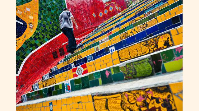 Calle Manoel Carneiro, Escalera de Selarón (Río de Janeiro, Brasil). Aquí no se patea: se asciende. 215 escalones hechos de diferentes mármoles, teselas, colores y mensajes inundan la calle Manoel Carneiro, las Escaleras de Selarón de Río de Janeiro. La e