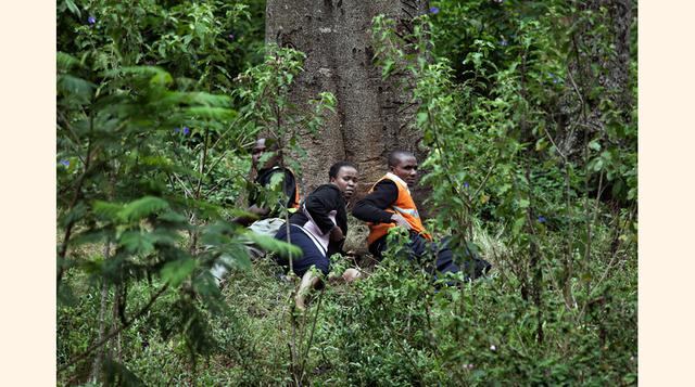 Transeúntes asustados escondidos en jardines aledaños. (Foto: Pulitzer)