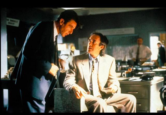 FOTO 2 | Éxito a cualquier precio (Glengarry Glen Ross)
Basado en la obra ganadora del Pulitzer de Davil Mamet, esta película explora el despiadado mundo de los bienes raíces de Chicago. Mira más de cerca las mentiras y traiciones que la gente soporta sólo para tener éxito en los negocios.

¿Por qué verla? Desafortunadamente, el mundo empresarial puede ser brutal, algo que aprenderás aunque seas un vendedor. Esta película de 1992 ilustra qué tan vicioso puede ser el mundo.