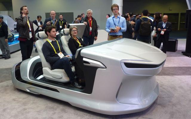 Todos quieren sentarse en las unidades de  prueba para sentir lo que será en un futuro no muy lejano el transporte vehicular autónomo.