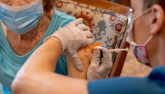 “Me sorprendería mucho si los CDC recomendaran una tercera dosis de la vacuna a la población en general”, dijo Offit, exmiembro del panel asesor de expertos externos de los CDC que evalúa los datos de las vacunas para la agencia. (Foto: Bloomberg photo by Hannah Beier)