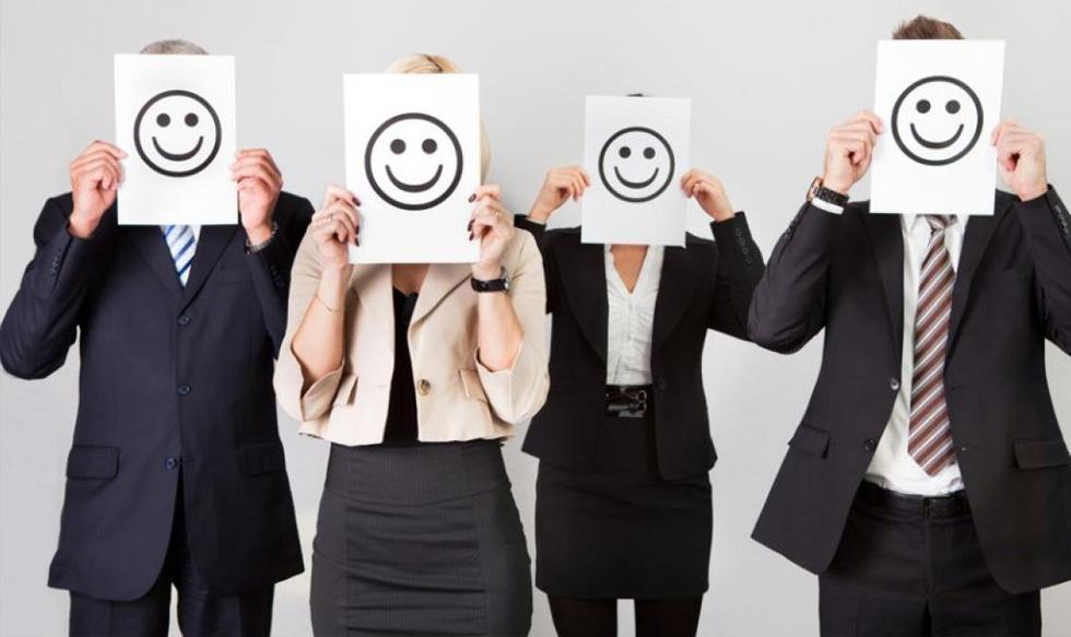 3)	Tony Hsieh, CEO de Zappos asegura que la idea de que la amistad en el trabajo impulsa la felicidad y la productividad.