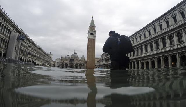 La preocupación vuelve a concentrarse en la basílica de San Marcos, debido a que se encuentra en uno de los puntos más bajos de la ciudad, volverá a sufrir hoy nuevas inundaciones. (Foto: AP)