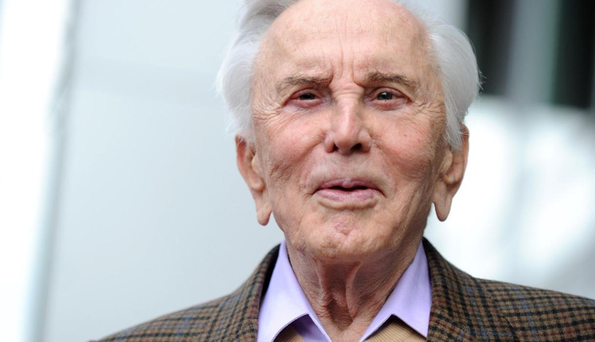 Kirk Douglas, ícono masculino de la edad dorada de Hollywood, fallece a los 103 años. (Foto: AFP)