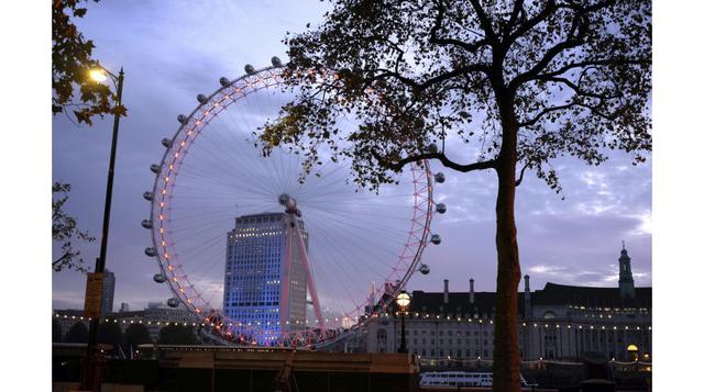 El centro de Londres quedó en silencio cuando el Big Ben marcó las 11 a.m., mientras todos los presentes, así como millones de personas en el resto del país, guardaron dos minutos de silencio. (Foto: AP)