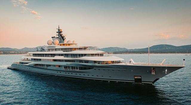 El yate mide 136 metros de largo, lo que lo ubica en la posición número 14 entre los más grandes del mundo. (Foto: Super Yacht Times)
