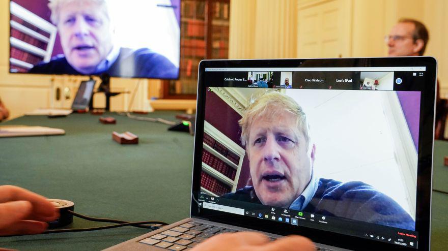 Esta foto del 28 de marzo del 2020, muestra una imagen del primer ministro británico, Boris Johnson, en una pantalla de computadora mientras preside de forma remota una reunión sobre el coronavirus. (AFP/Andrew Parsons).