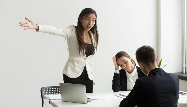 FOTO 4 | 2. El agitador. Cuando hay una discordia repetida en tu oficina, fíjate en la persona que parece estar orquestándola; probablemente tratando de actuar como ‘intermediario’ o incluso comentándote varios eventos que ocurren en la oficina con el fin de involucrarte. Después, ten una discusión franca con esa persona de tus expectativas sobre cómo esperas que se comporte tu equipo. Si eso no funciona, debes despedir. (Foto: Freepik)
