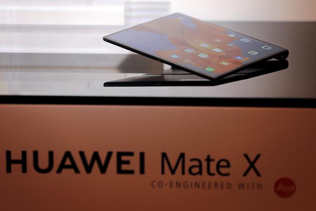 La principal diferencia con el modelo de Samsung Galaxy Fold es que el Mate X tiene una única pantalla, que se dobla y amplía su tamaño al desplegarse. (Foto: Reuters)