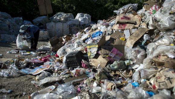Cientos de millones de toneladas de residuos producidos cada año, que se degradan en microplásticos, se encuentran en todos los océanos del mundo, en la banquisa, en los cuerpos de humanos y animales, incluso en el aire tomado en cumbres de las montañas. (Foto: AFP).