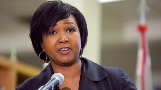 FOTO 3 |  Mae Jemison. Primer mujer de color en viajar al espacio. Tiene títulos en ingeniería y medicina, y fue al espacio en el Endeavour durante 1992.