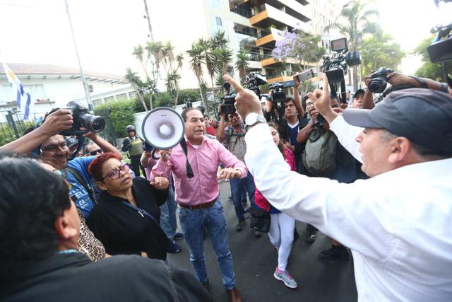 Simpatizantes apristas&nbsp; se enfrentan con manifestante que protestan por el pedido de asilo del ex presidente. (Foto: Alessandro Currarino / USI)
